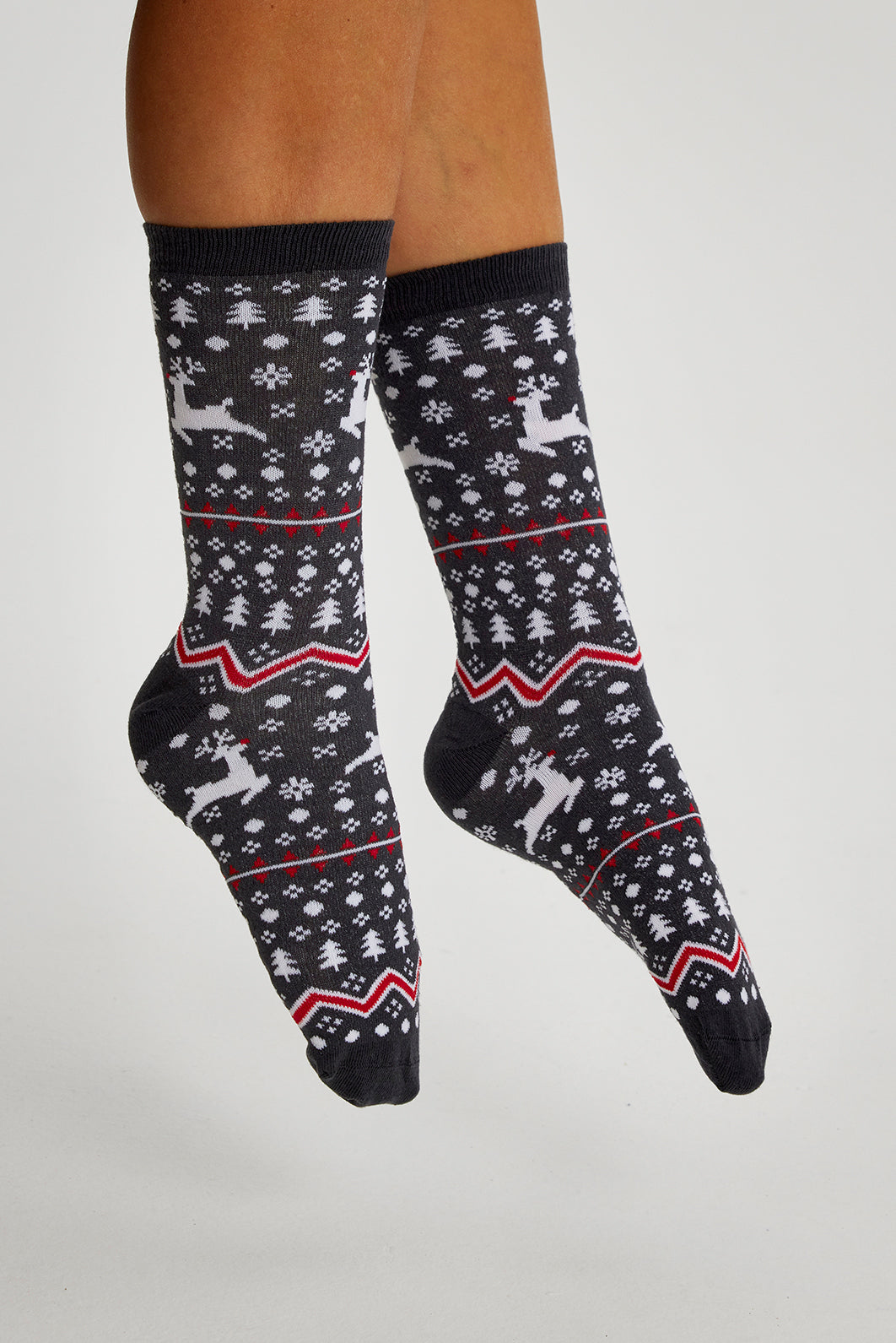 Et par fødder iført sorte julesokker.